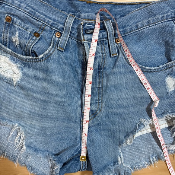 Levi’s 501 Cut Off Jean Shorts Size 24 Light Wash Distressed High Rise - Picture 6 of 10